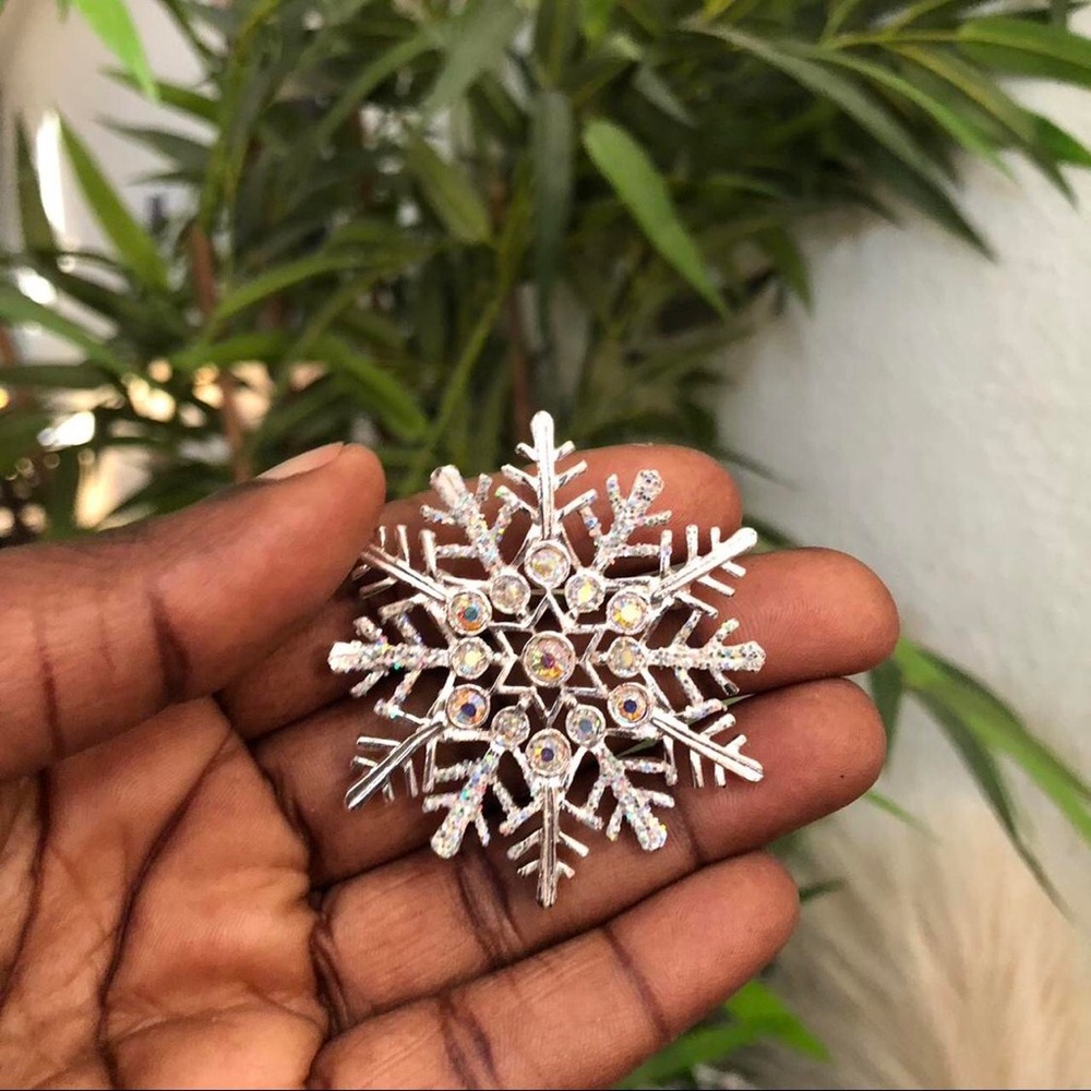 VTG Christmas Snowflake Aurora Crystals Silver Brooch Pin Iridescent Rhinestone